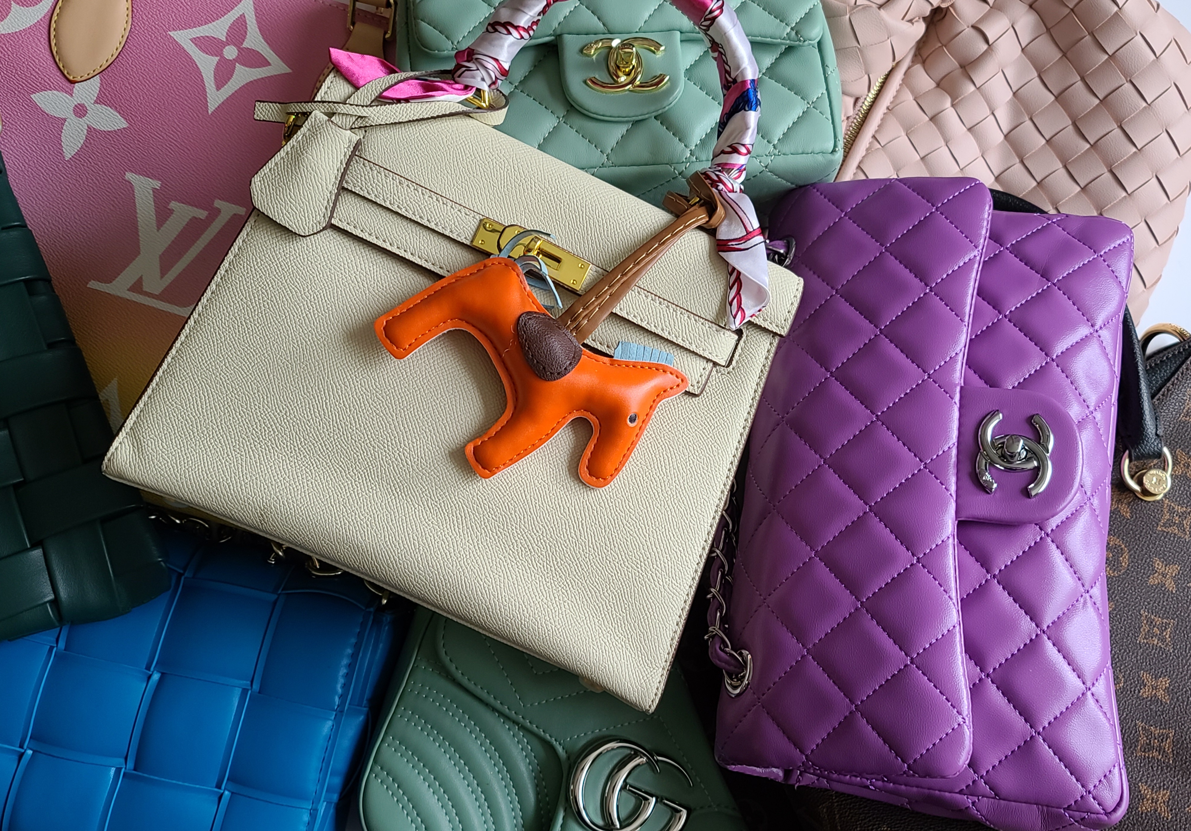 12 Things You Should Always Keep in Your Purse